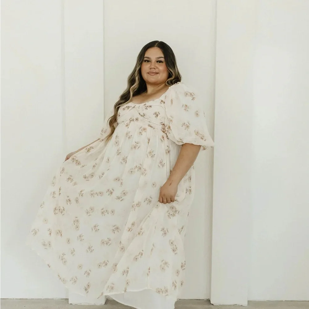 Chic Floral Maxi Dress in Cream - Picture 3 of 8